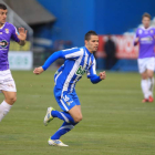 Acorán, a la derecha, persigue el balón en el partido frente al Palencia.