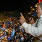 El líder del partido demócrata, Sali Berisha, muestra señales de victoria a sus seguidores