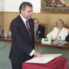 José Miguel Palazuelo apoya la mano en la Constitución para prometer el cargo de alcalde