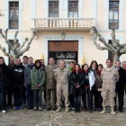 Los alumnos y profesores del taller, junto a los militares encargados de la inauguración.