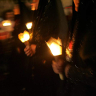 Las velas son parte esencial de cualquier procesión, pero especialmente de la que hoy inaugura la Semana Santa leonesa. La Virgen del Mercado saldrá a la calle a las 20.00 horas.