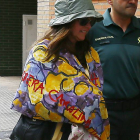 Un amplio fular cubre a Montserrat González a su llegada a la clínica