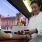 Momento de la campaña de donación de sangre en la plaza de la Catedral