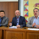 Pablo Peyuca, José Guzmán y Arsenio García, ayer, en la presentación de los presupuestos. A. RODRÍGUEZ
