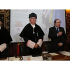 Juan Vicente Herrera y el rector, ambos en el centro, durante el acto solemne en la Universidad de León.
