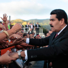 El presidente venezolano saluda a unos ciudadanos.