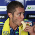 Valentino Rossi (Yamaha) se come un plátano en un descanso de los ensayos de Catar.