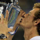 Murray besa el trofeo tras una final épica ante Djokovic.