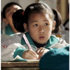 Una niña estudia en una escuela de Pekín.