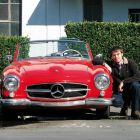 Miguel Ángel posa junto a una de sus mayores pasiones, un Mercedes antiguo.