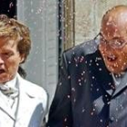 Los homosexuales franceses Stephan Chapin y Bertrand Charpertier reciben arroz tras la boda gay