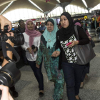 Varios familiares llegan al aeropuerto de Kuala Lumpur.