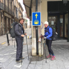 Dos peregrinos, al lado de la nueva señal de la plaza Mayor