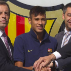 Neymar, entre Sandro Rosell y Josep Maria Bartomeu, el 3 de junio del 2013, día en que se formalizó su fichaje por el Barça.