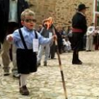 En la foto, un niño aprende en una fiesta popular las costumbres de los arrieros y los maragatos