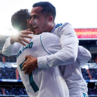 Cristiano Ronaldo y Lucas Vázquez festejan el tercer gol. R. JIMÉNEZ