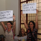 Dos trabajadoras protestan en la sede de los sindicatos.