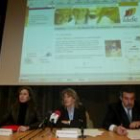 Carmen Santos, centro, durante la presentación de la página web del Ildefe