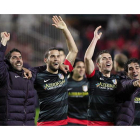 Los jugadores del Atlético de Madrid celebran su pase a la final tras empatar en Sevilla.