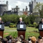 Bush, Bertie Ahern y Prodi con el castillo irlandés de Dromoland al fondo