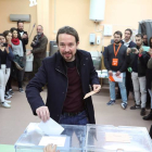 El candidato de Unidas Podemos a la presidencia, Pablo Iglesias, en el momento de votar en Galapagar. ÁNGEL DÍAZ