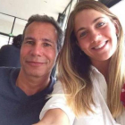 Nisman con una modelo durante un viaje.