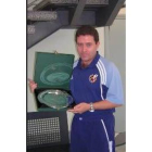 José Antonio muestra con orgullo la placa que le entregó el Comité