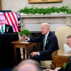 Biden participa ayer en una videoconferencia con el primer ministro de Irlanda. ERIN SCOTT