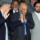 El ex rey afgano Zahir Shah (centro), tras anunciar que no ocupará ningún cargo en la Loya Yirga