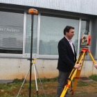 Francisco González, director de la Escuela de Ingeniería de Minas maneja un aparato de topografía en el campus de Ponferrada.