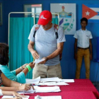 Un elector deposita su voto el domingo en un colegio electoral de La Habana.