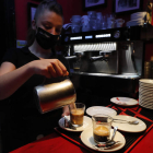 Lorena prepara un café en el bar León Antiguo en el Barrio Romántico. RAMIRO