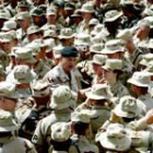 El general Brooks sostiene en sus manos la baraja con los líderes iraquíes