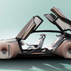 Puede que el futuro no esté tan lejano, incluso que nos haya sobrepasado; el prototipo Vision Next 100 ‘puedría’ —puede— ser un buen ejemplo de «coche dual» por la exploración de conceptos vanguardistas en la industria del automóvi