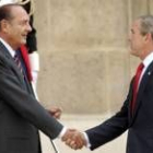 El presidente francés, Jacques Chirac, recibe a George W. Bush a su llegada ayer al Elíseo
