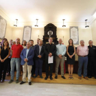 Alcalde, autoridades e integrantes de la corporación municipal durante el minuto de silencio decretado por el Ayuntamiento en respuesta al crimen de esta madrugada en Astorga.