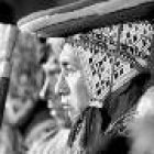 Indígenas quechuas vestidos con la indumentaria típica del país