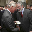 Momento en que el príncipe Carlos de Inglaterra y el exlíder del IRA Gerry Adams se dan la mano.