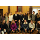 Foto de familia del concejal García-Prieto con los americanos. DL