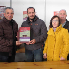 El alcalde, Nicanor Sen, hizo entrega a Miel El Robledal del premio al producto más innovador. CAMPOS