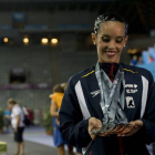 Ona Carbonell muestra sus siete medallas conseguidas en los Mundiales de Natación de Barcelona.