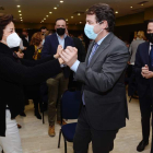 Mañueco saluda a Mercedes Cantalapiedra, ayer, en Valladolid. NACHO GALLEGO