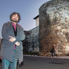 José Sarrión, ayer frente a la muralla en León.