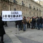Trabajadores de BBVA se manifiestaron ayer a las puertas del Hostal de San Marcos