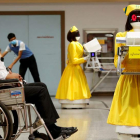 Un vehículo de guiado automático que emula a una enfermera transporta documentos. RUNGROJ YONGRIT