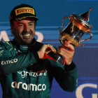 Fernando Alonso, exultante en el podio junto al trofeo que le acredita como el tercero en la carrera. HAIDER