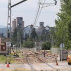 La línea ferroviaria entre Toral y Villafranca, con la cementera Cosmos al fondo. L. DE LA MATA