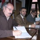 Colinas y Raigada firman los dos primeros ejemplares de la edición, que conservará el Ayuntamiento