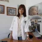 Ana Cruz Fernández, en su consulta del Centro de Salud de Eras de Renueva, en el que trabaja actualm