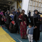 Refugiados y migrantes desembarcan del ferri 'Eleftherios Venizelos' a su llegada al puerto de Elefsina, a 20 kilómetros al noroeste de Atenas, procedentes de Lesbos, este lunes.